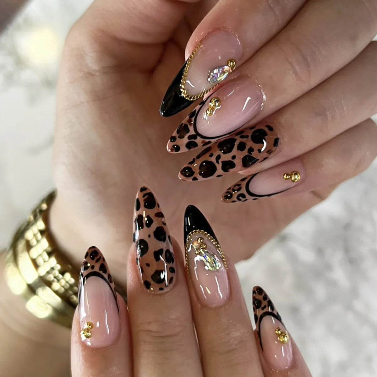 24pcs Pink Almond Press on Nails Flower Pattern False Nails Wearable Stick-on Nails Fake Nail Uñas Postizas Накладные Ногти 네일팁